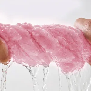 Pink ultra-absorbent cloud-pattern coral fleece bath towel holding 500ml water