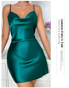 Détail du col bénitier et du satin vert émeraude brillant sur la robe courte chic