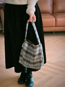 Détail du sac cabas en laine épaisse à carreaux vintage marron, bleu et vert pour femme