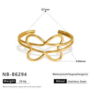 Détail du jonc papillon doré avec nœud en or 18 carats en acier inoxydable poli