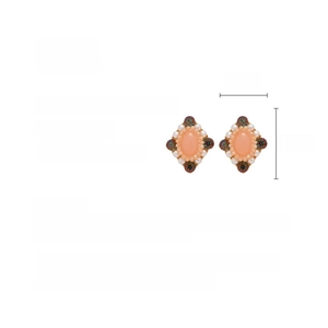 Detailansicht der diamantbesetzten Glasperlenohrringe mit geometrischem Rauten-Design