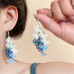 Boucles d'oreilles coquillage en zircon avec papillon dégradé bleu et pompon doré chic