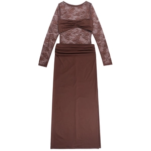 Détail d'un ensemble haut court en dentelle marron foncé et jupe longue moulante chic