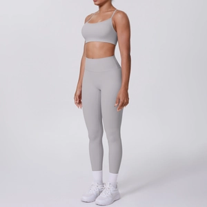 Détail de l'ensemble de yoga gris clair sans couture avec brassière fine et legging gainant