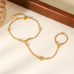 Détail du bracelet bague cœur en zircon doré avec étiquette en acier inoxydable gravée