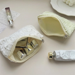 Dettaglio delle borse cosmetiche con fiori di chiffon per trucco e ordine quotidiano