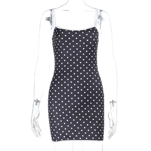 Vue détaillée de la robe courte moulante à pois avec fines bretelles sur mannequin