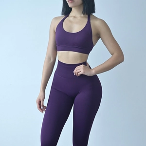 Dettaglio del set yoga viola scuro con reggiseno sportivo e leggings a vita alta