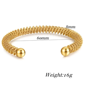 Dettaglio del bracciale a molla placcato oro 18K da 8 mm con indicazioni di misura e peso