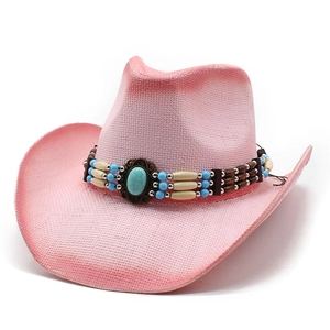 Chapeau de cowboy en paille tressée rose avec bande bohème en perles turquoise d'été