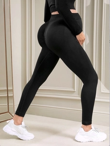 Seamless high-waisted maternity leggings in black with slimming and butt-lifting effect