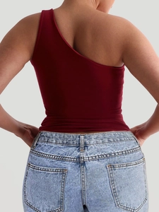 Rückansicht eines engen weinroten Yoga-Oberteils mit One-Shoulder-Schnitt in Studioqualität