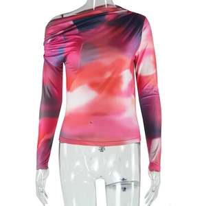 Détail du haut à manche longue asymétrique avec imprimé tie-dye abstrait rouge et violet