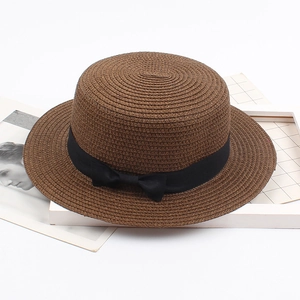Dunkelbrauner Strohhut mit flacher Krone und schwarzer Bandschleife für Sonnenschutz