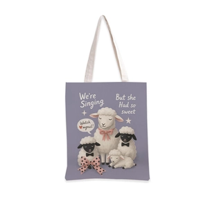 Détail d'un sac cabas en toile violette avec motifs moutons mignons et texte
