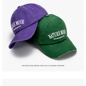Dettaglio di cappellini da baseball vintage in cotone lavato con ricamo Nature Mood