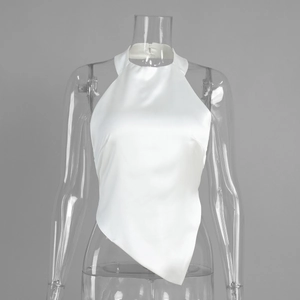 Détail du haut dos nu en satin blanc avec ourlet irrégulier et texture de soie brillante