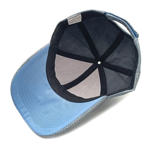 Détail intérieur de la casquette en denim montrant le tissu polyester et les coutures renforcées