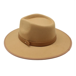 Dettaglio cappello fedora in lana kaki con cinturino in pelle marrone e borchia dorata