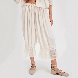 Beige lockere Damen-Hose mit Spitzenbesatz und Kordelzug für den Sommerlook