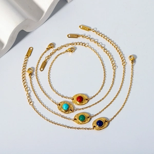 Détail de bracelets en acier inoxydable plaqué or 18 carats et pierres précieuses