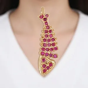 Détail du pendentif arête de poisson doré avec cristaux roses et dimensions 21mm