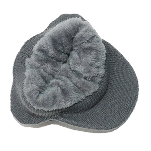 Détail du bonnet en tricot gris foncé avec doublure polaire épaisse et visière