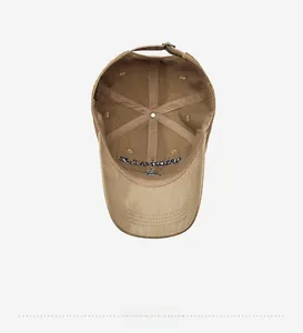 Vue intérieure de la casquette en coton lavé kaki avec structure à six panneaux