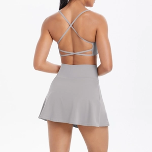 Rückansicht graues Yoga-Set mit Überkreuz-Sport-BH und hoch tailliertem Plissee-Tennisrock