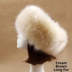 Détail d'un bandeau en fausse fourrure de renard marron beige porté par un mannequin