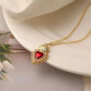 Dettaglio della collana placcata oro con ciondolo a cuore in smalto rosso e corona di zirconi