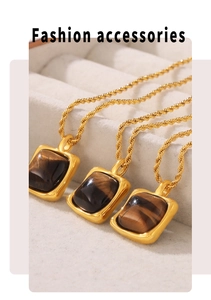 Vue macro de colliers dorés à plusieurs rangs avec pendentifs en oeil de tigre