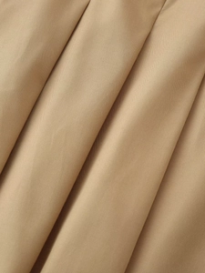 Gros plan sur le tissu uni kaki avec plis naturels élégants et texture durable