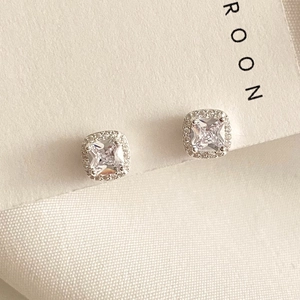 Detailed close-up of square 925 silver stud earrings with zirconia on a display card