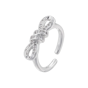 Detailansicht eines silbernen Schleifenrings mit schimmernden Zirkonia und offener Ringschiene