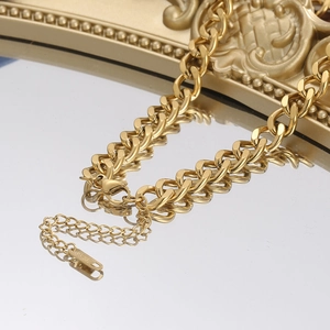 Detailweergave van een vergulde roestvrijstalen Cubaanse schakelketting met karabijnsluiting