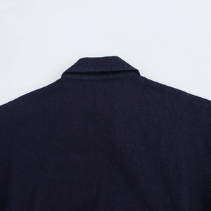 Robe midi en denim bleu foncé avec col structuré et détails de couture de qualité