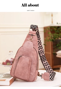 Rosafarbene Gürteltasche aus mattem Leder mit geometrischem Gurt und Vintage-Beschlägen