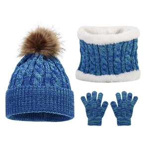 Dettaglio set invernale bimbo con fodera in pile spessa e trama in maglia mista