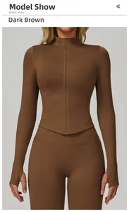 Détail de la veste de yoga marron foncé avec passe-pouces et pantalon amincissant