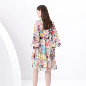 Vue arrière d'une robe en dentelle florale rétro avec manches lanternes et ceinture