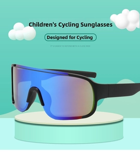 Dettaglio occhiali da ciclismo per bambini con lenti sfumate blu-rosse e montatura nera