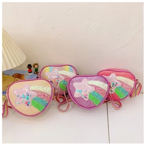 Détail de sacs cœurs pailletés avec bandoulière arc-en-ciel et sequins pour fillettes