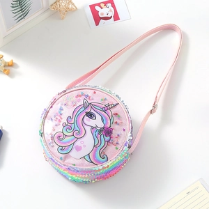 Dettaglio borsa a tracolla unicorno con paillettes rosa e strato glitterato