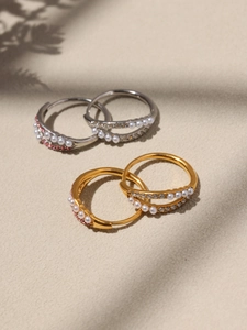 Macro di orecchini a cerchio in oro e argento con perle bianche e zirconi brillanti