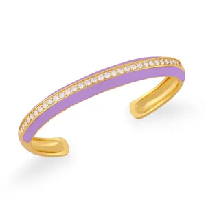 Bracciale rigido bohémien dorato con smalto lavanda e pavé di zirconi bianchi