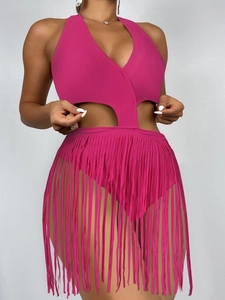 Détail d'un maillot de bain licou rose vif avec découpes et jupe à franges longues