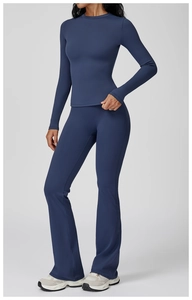 Détail de l'ensemble de yoga bleu foncé avec haut à manches longues et pantalon évasé