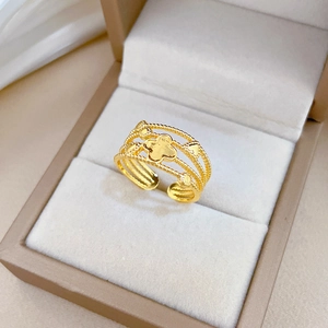 Anello multistrato regolabile placcato oro con quadrifoglio e motivi a cuore