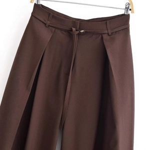 Pantaloni a gamba larga marrone scuro a vita alta con cintura e fibbia in metallo dorato